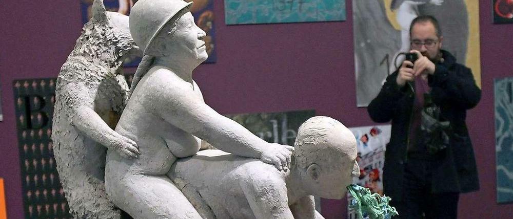 Skulptur zeigt Ex-König Juan Carlos beim Analverkehr mit einer Gewerkschafterin.