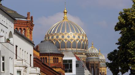 Die Kuppel der Neuen Synagoge in Berlin glänzt über den Dächern der Oranienburger Straße.