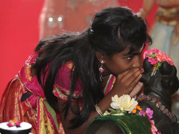 Ein Mädchen vertraut Nandi im Tempel an, was es bewegt.