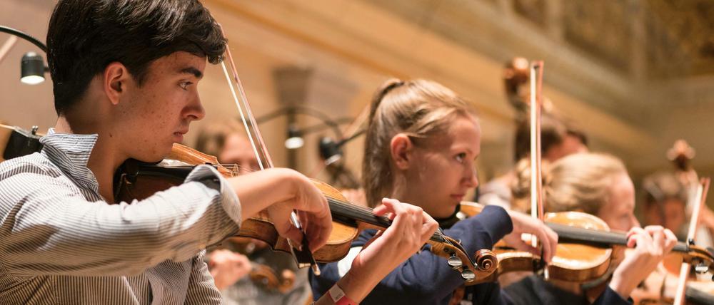 Süß lockt die Violine. Das Bundesjugendorchester besteht aus Musikern und Musikerinnen im Alter von 14 bis 19 Jahren.