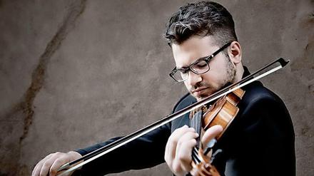 Der Violinist Jonian Ilias Kadesha.