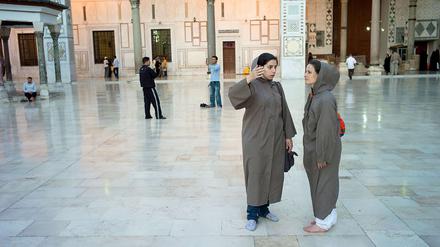 Sakraler Raum, öffentlicher Raum. Sasha Waltz (rechts) in der Umayyaden-Moschee von Damaskus.