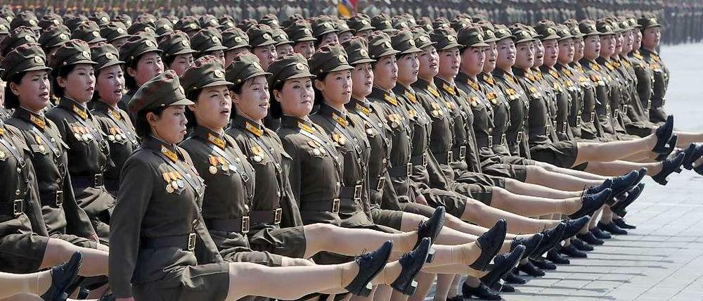 Und hoch das Bein. Die Gardetanzgruppe der nordkoreanischen Jecken macht vor, wie es auch in Berlin laufen soll.