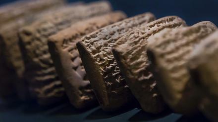 Keilschrift-Täfelchen aus der Ausstellung 'By The Rivers of Babylon' in Jerusalem 2015, datiert auf das 7. Jahrhundert v. Chr. Objekte dieser Art werden vielfach aus dem Irak und aus Syrien nach Europa geschmuggelt. 