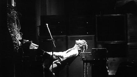 Ekstatisch. Keith Emerson während eines Auftritts der mit seiner Band "Emerson, Lake & Palmer" 1974 in London.