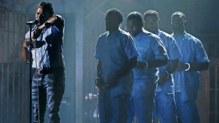 Kendrick unchaining. Bei der Grammy-Verleihung im Februar hatte Kendrick Lamar einen hochpolitischen Auftritt.