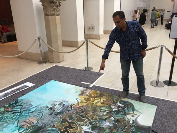Khaled Al Saai als Artist in Residence im Museum für Islamische Kunst vor seinem Gemälde "Syrien - ein Garten der Geschichte".