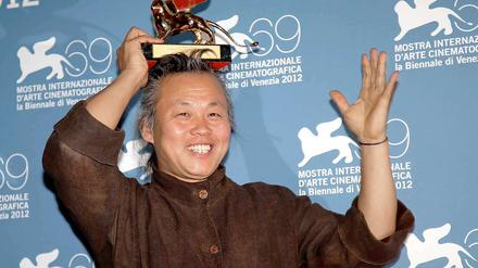 Stolzer Gewinner: Regisseur Kim Ki-Duk mit dem Goldenen Löwen von Venedig.