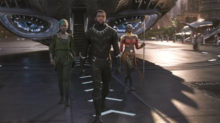 "Black Panther" ist die erste für den Haupt-Oscar nominierte Comic-Adaption. Hier eine Szene mit Lupita Nyongapos, Chadwick Boseman und Danai Gurira. 