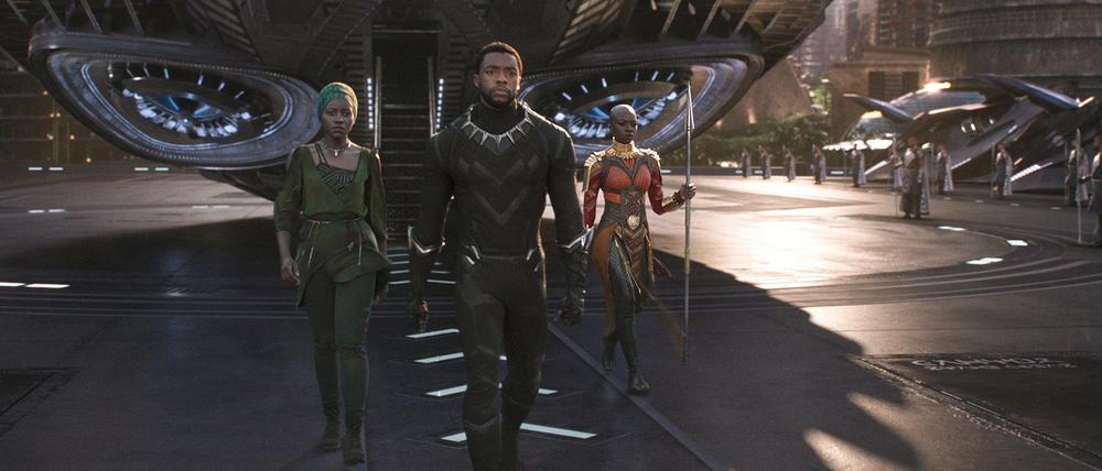 Nakia (Lupita Nyong), T'Challa(Chadwick Boseman) und Okoye (Danai Gurira) in einer Szene aus "Black Panther". 