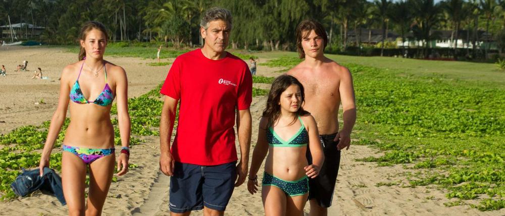 Ärger im Paradies. Immobilienanwalt Matt King (George Clooney) sucht auf der Insel Kauai mit den Töchtern und deren Kumpel nach seinem Nebenbuhler.