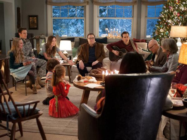 Die Coopers machen Weihnachten Hausmusik. Eine Szene aus dem US-Film "Alle Jahre wieder" - mit John Goodman (Mitte) und Diane Keaton (rechts). 