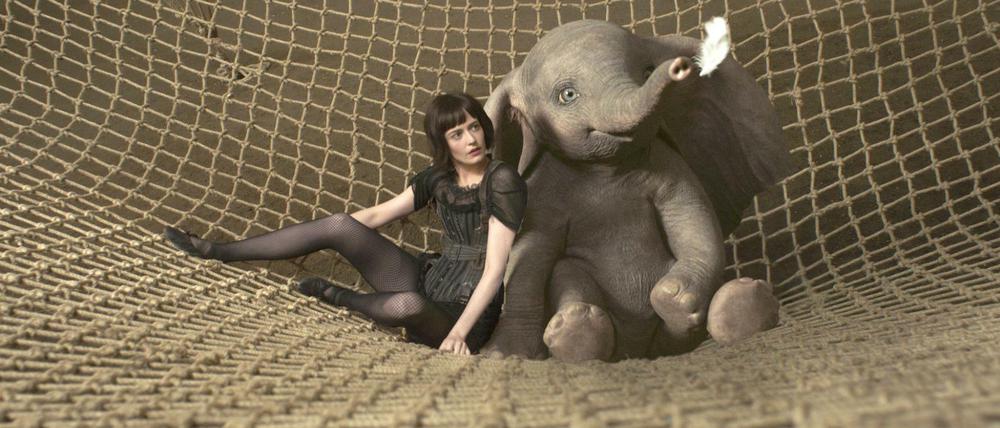 Akrobatin Colette Marchant (Eva Green) mit dem kleinen Elefanten Dumbo.