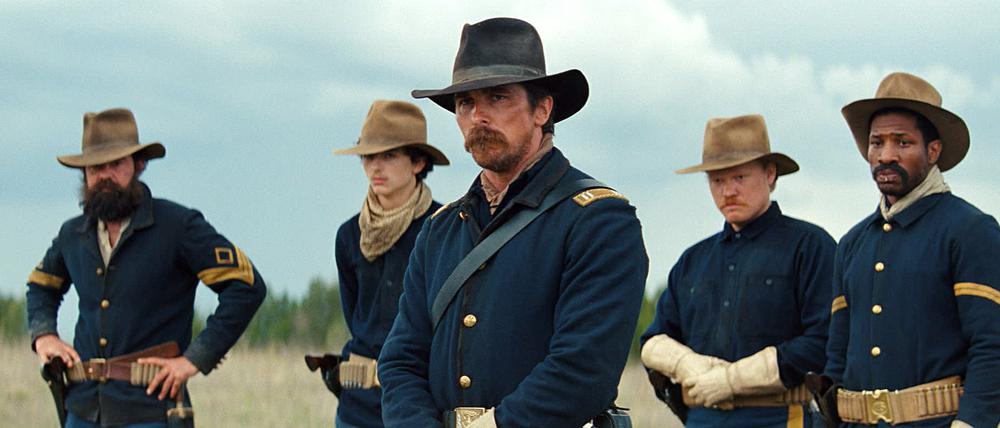 Harter Kerl, beachtlicher Schnauzbart: Christian Bale als Captain Blocker (vorne).