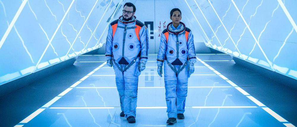 K.C. Houseman (John Bradley) und NASA-Offizierin Jocinda Fowler (Halle Berry) in einer Szene des Films "Moonfall". 
