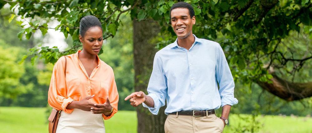 Spaziergang mit Folgen. Michelle Robinson (Tilka Sumpter) und Barack Obama (Parker Sawyers). 