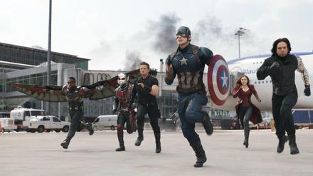 Falcon (Anthony Mackie), Ant-Man (Paul Rudd), Hawkeye (Jeremy Renner), Captain America (Chris Evans), Scarlet Witch (Elizabeth Olsen) und der Winter Soldier (Sebastian Stan).