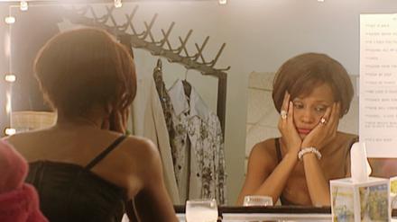Reflektion. Die Sängerin Whitney Houston in einer Szene des Dokumentarfilms "Whitney - Can I be me".