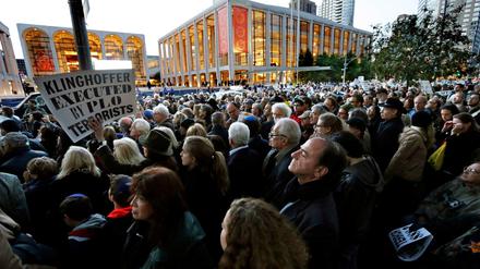 Protest vor der Oper. Demonstranten am Premienabend von "Der Tod von Klinghoffer" in New York.