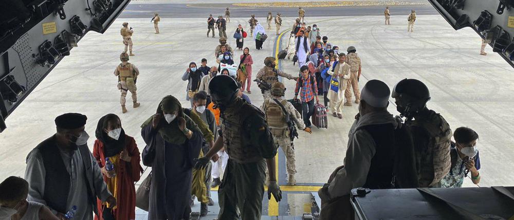 Menschen, die zur Evakuierung ein Militärflugzeug A400 der spanischen Luftwaffe auf dem Flughafen von Kabul besteigen.