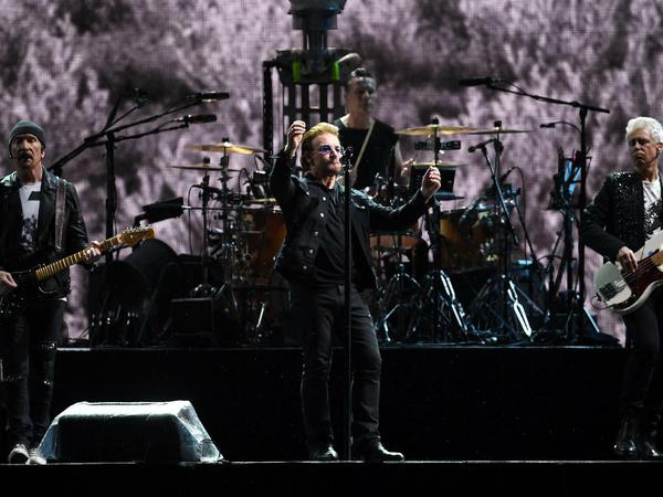 U2 bei ihrem Auftritt im Olympiastadion Berlin.