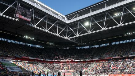  Im Düsseldorfer Fußballstadion, der «Merkur Spielarena» soll am 4. September ein Konzert mit 13.000 Zuschauern stattfinden.