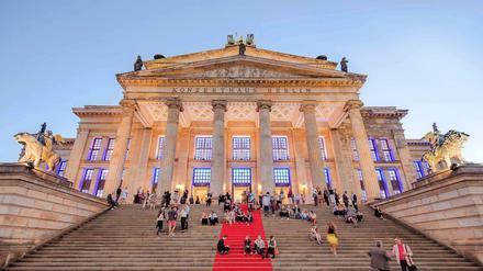 Das Konzerthaus Berlin am Abend. In den sozialen Medien reagiert es mit der Losung: "Wir sind Berlin. Frei, miteinander, offen."