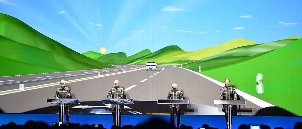 Kraftwerk beim Konzert zum Album "Autobahn" in der Neuen Nationalgalerie in Berlin. Ganz links im Bild Bandgründer Ralf Hütter.
