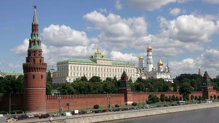 Der Kreml hinter roten Mauern in Moskau