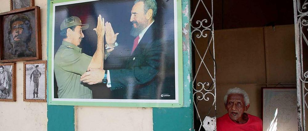 Zeiten des Übergangs. Raul Castro (auf dem Plakat links) hat die kubanische Präsidentschaft von seinem Bruder Fidel übernommen - und will das Land schrittweise öffnen.