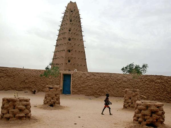 Die historische Altstadt Agadez in Niger samt Minarett, dem höchsten erhaltenen Lehmbau der Welt.