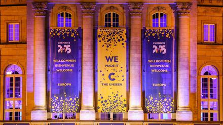 Mit Bannern am Opernhaus feiert Chemnitz die Ernennung zur Kulturhauptstadt 2025