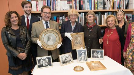 Kulturstaatsministerin Monika Grütters gibt Zeichnungen an eine Erbengemeinschaft des ursprünglichen Eigentümers zurück, der in der NS-Zeit enteignet wurde.