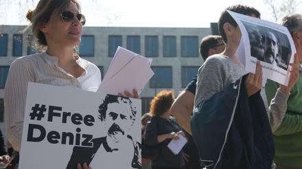 Er ist nur einer der inhaftierten Journalisten: Welt-Korrespondent Deniz Yücel, für dessen Freilassung am 09.04.2017 vor der türkischen Botschaft in Berlin demonstriert wurde.