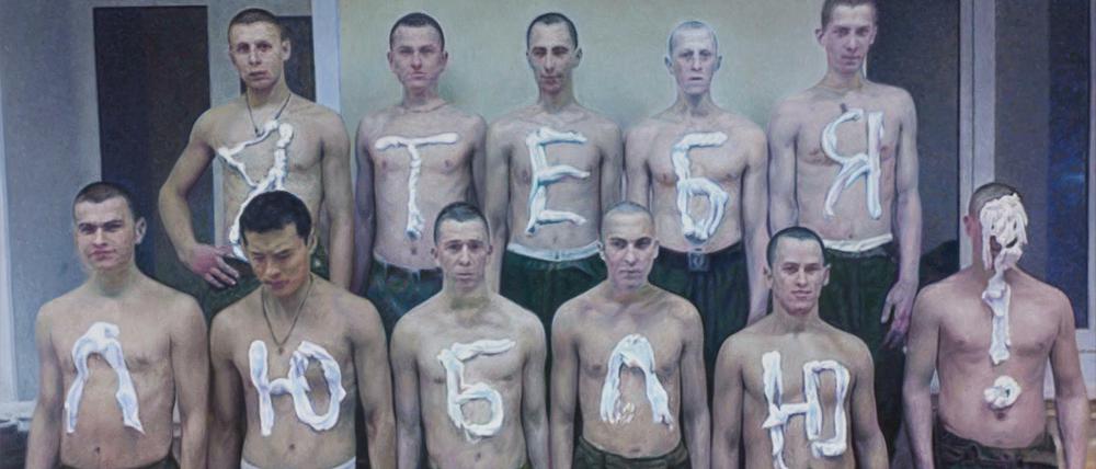 Junge Männer mit russischen Buchstaben auf den nackten Oberkörper gemalt