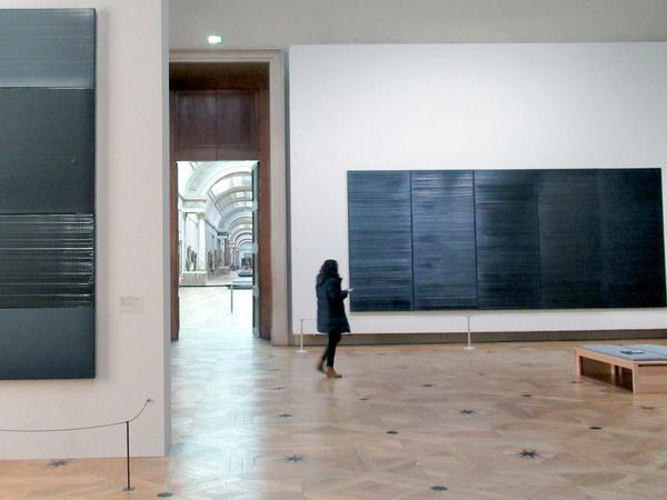Die Pierre-Soulages-Retrospektive zum 100. Geburtstag des französischen Malers im Louvre. 