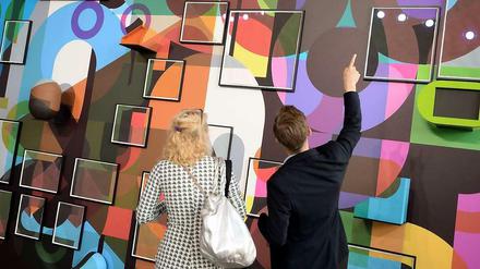 Besucher sehen sich auf der Kunstmesse Art Berlin Contemporary (ABC) in der Luckenwalder Straße ein Werk von Tobias Rehberger an. Die Messe läuft vom 18. bis 21.9.2014. 