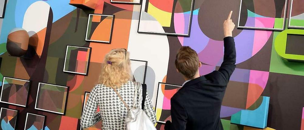 Besucher sehen sich auf der Kunstmesse Art Berlin Contemporary (ABC) in der Luckenwalder Straße ein Werk von Tobias Rehberger an. Die Messe läuft vom 18. bis 21.9.2014. 