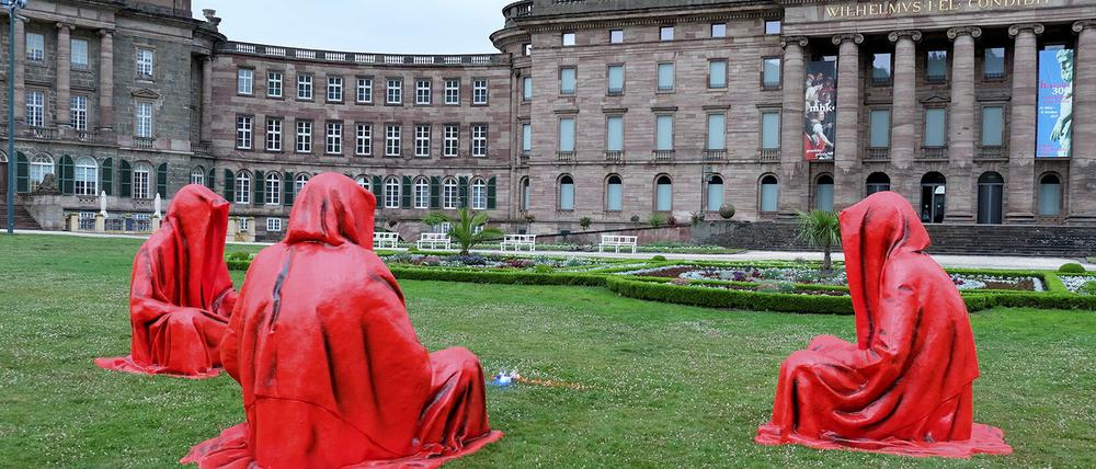 Drei "Wächter der Zeit" stehen vor dem Schloss Wilhelmshöhe. Wenig später entfernten die Macher der Documenta die Figuren wieder. 