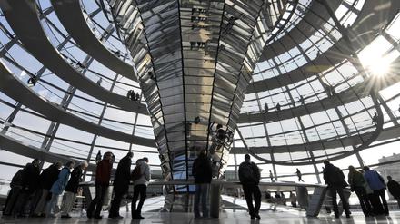 Das Volk im Reichstagshimmel. Die begehbare Kuppel thront hoch über dem Sitzungssaal der gewählten Volksvertreter. 