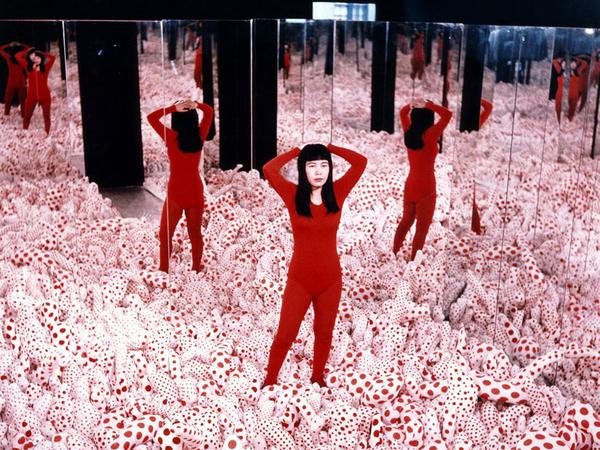 Immersives Erlebnis. Yayoi Kusama inmitten ihres „Infinity Mirror Room – Phalli’s Field“, 1965 in der „Floor Show“ in der New Yorker Castellane Gallery.