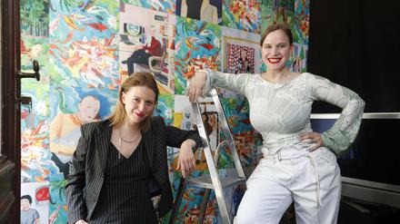 Sie mischen den Kunstbetrieb auf. Olga Appel und Sonja Yakovleva sind zwei Mitglieder des Kollektivs Kulturvotzen TV, hier in der Galerie Grunenberg in Berlin.