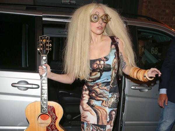 Botticelli-Fan. Zur Premiere ihres Albums "Venus" trug Lady Gaga am 26. Oktober 2013 ein Kleid von Dolce &amp; Gabbana mit Motiven der "Geburt der Venus" von Sandro Botticelli. 