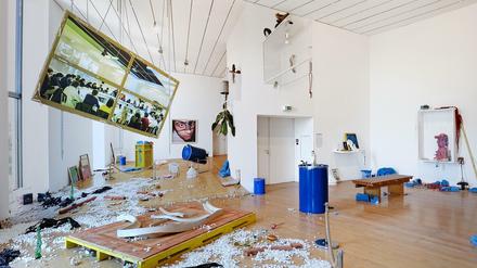 Studio einer Unbehausten. Die französische Künstlerin Emanuelle Lainé nennt ihre Installation "Es scheint, als ob sich die Grundlagen des Seins ändern". 