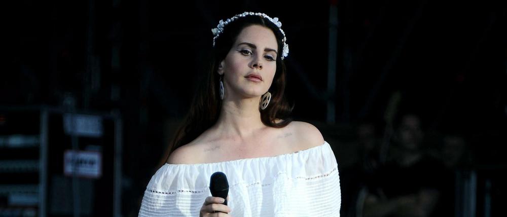 Ihr neues Album ist vertonter Überdruss am Leben. Die Sängerin Lana Del Rey 2016 auf einem Konzert in Carhaix in Frankreich.