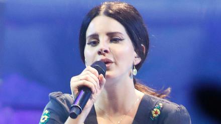 Lana del Rey singt in der Mercedes-Benz-Arena.
