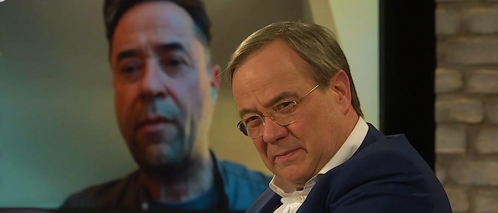 Unions-Kanzlerkandidat Armin Laschet und der zugeschaltete Schauspieler Jan Josef Liefers sprechen über die umstrittene Social-Media-Aktion #allesdichtmachen in der Talkshow "3 nach 9".