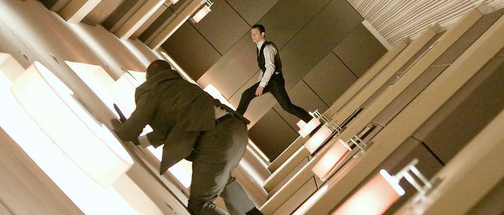 Joseph Gordon Levitt kämpft als Meisterdieb-Gehilfe in einem rotierenden Hotelflur gegen Agenten.
