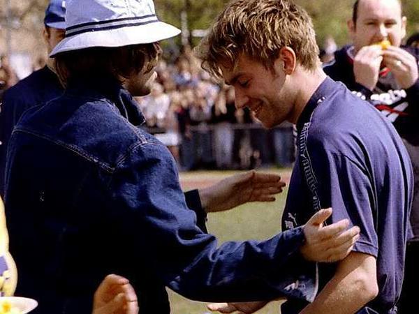 Fair Play? Liam Gallagher (links) und Damon Albarn bei einem Fußballturnier 1996, mit dem Bands wie Pulp, Oasis und Blur Geld für eine musiktherapeutische Einrichtung sammelten. 