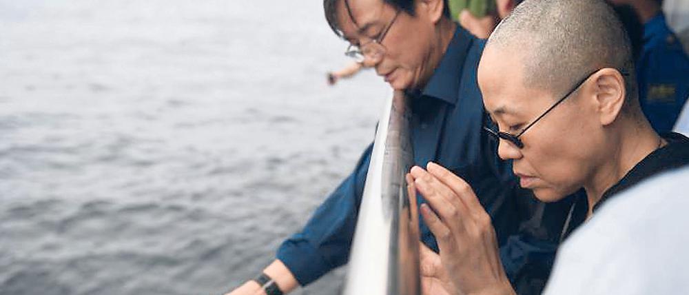 Die Künstlerin und Lyrikerin Liu Xia bei der Seebestattung ihres Mannes, dem Friedensnobelpreisträgers Liu Xiaobo, am 15.07.2017 an der Küste Dalians im Nordosten Chinas.